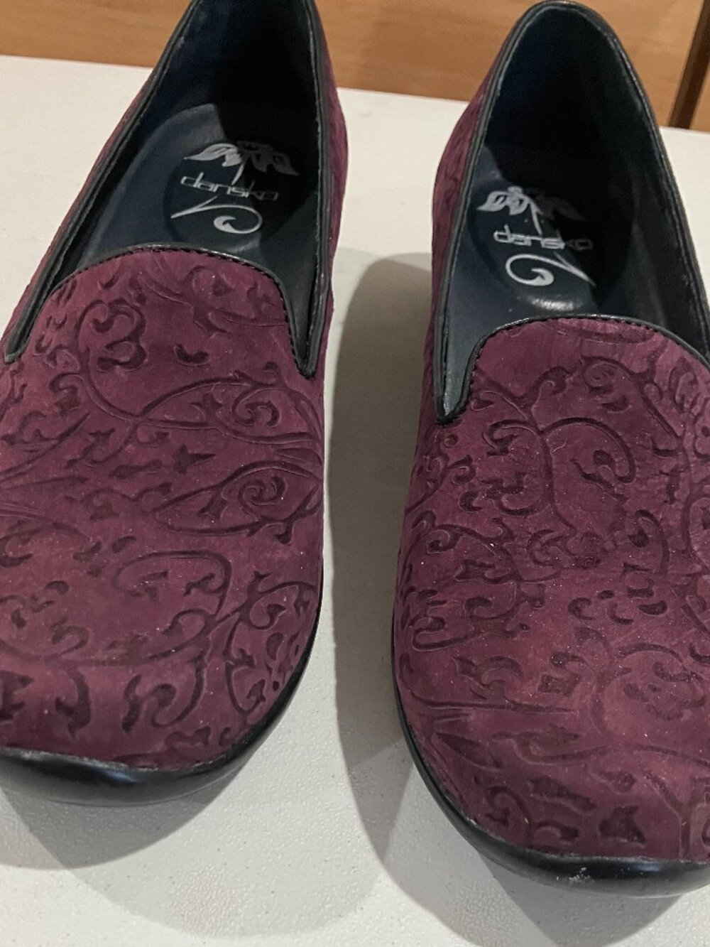 DANSKO OLIVIA SZ 39 WINE SUEDE FLORAL LEATHER SHOES